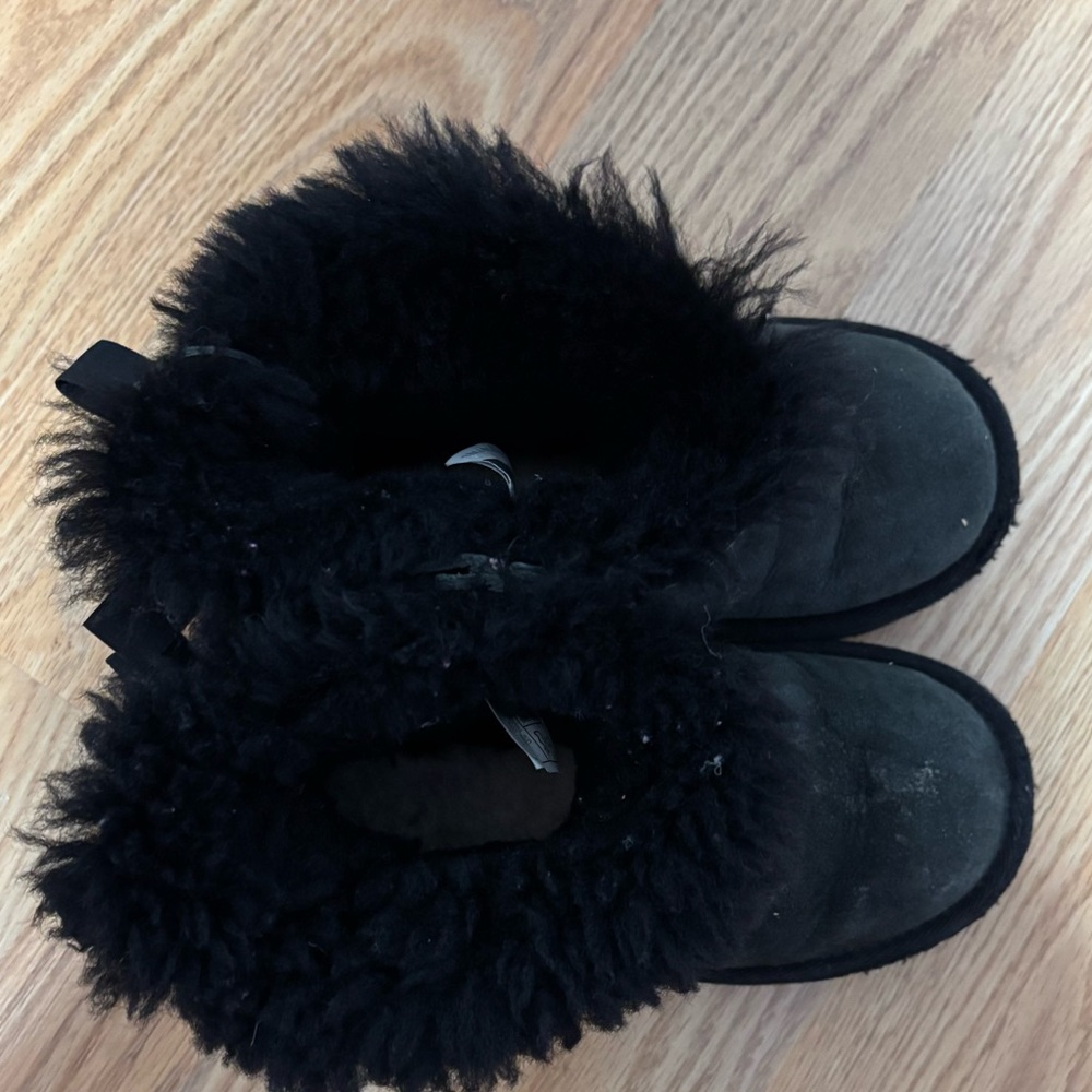 UGG AUSTRALIA Little Girl’s Classic Bailey Bow Black Boots - Picture 4 of 8